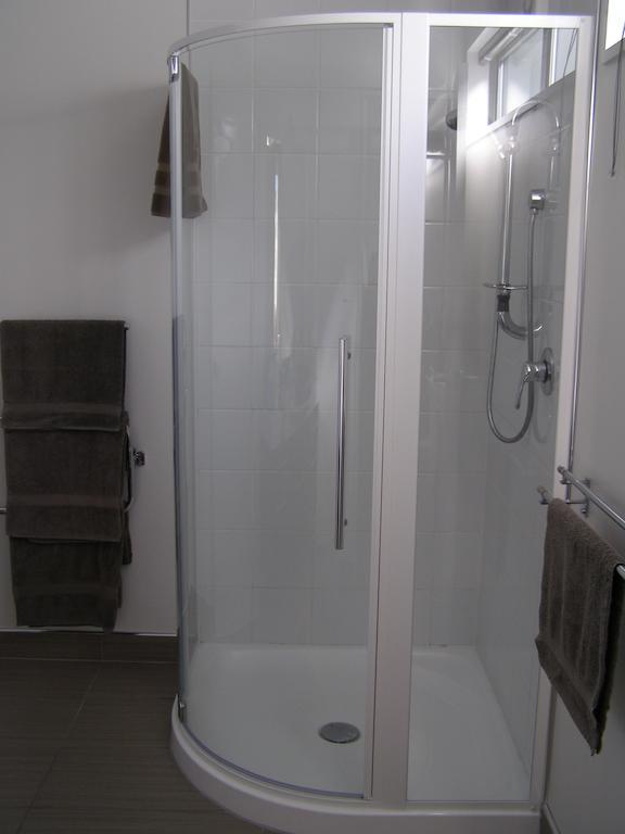 Bellano Motel Suites Крайстчёрч Номер фото A shower enclosure