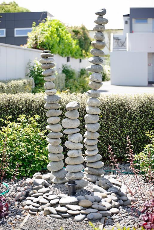 Bellano Motel Suites Крайстчёрч Экстерьер фото A stone cairn