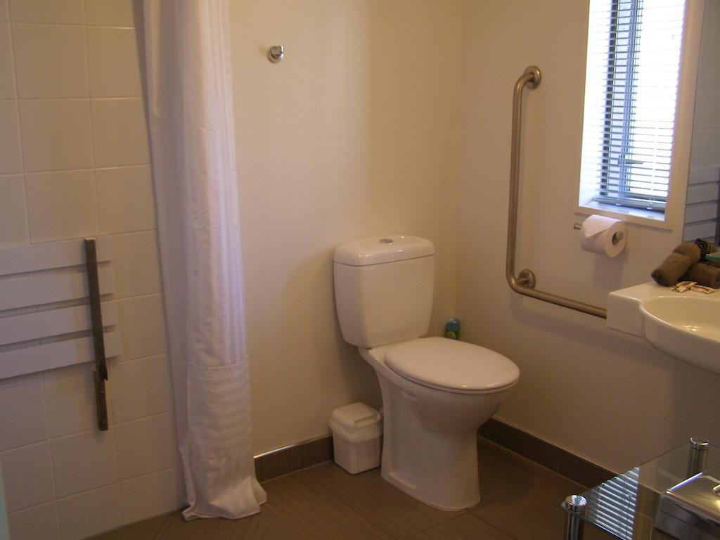 Bellano Motel Suites Крайстчёрч Номер фото A bathroom in a hotel