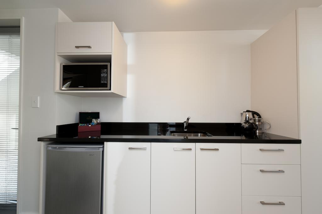 Bellano Motel Suites Крайстчёрч Номер фото A kitchenette in a hotel