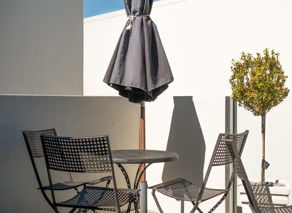 Bellano Motel Suites Крайстчёрч Экстерьер фото A patio set