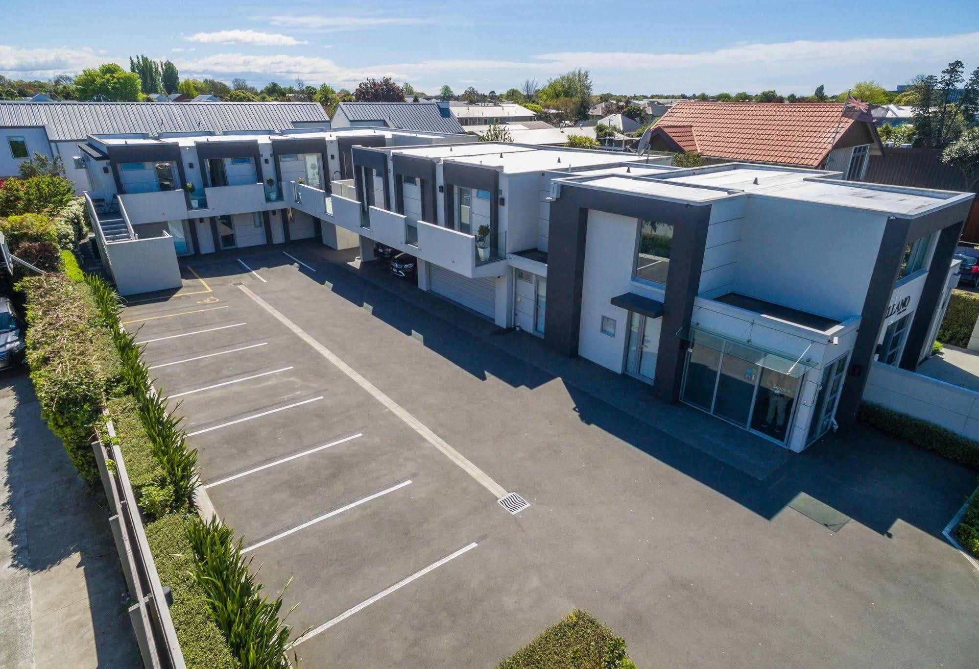 Bellano Motel Suites Крайстчёрч Экстерьер фото Aerial view of the school