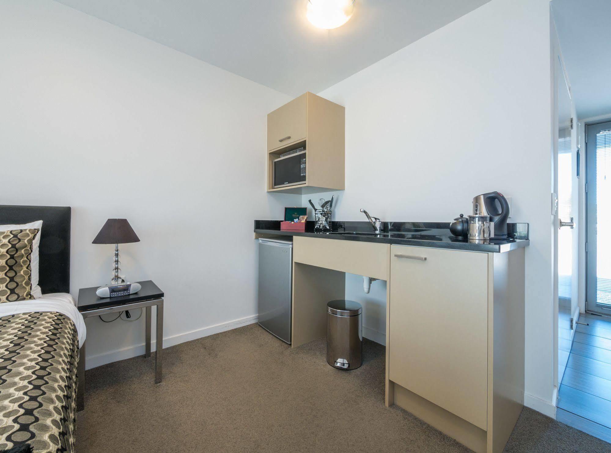 Bellano Motel Suites Крайстчёрч Экстерьер фото A kitchenette in a studio apartment