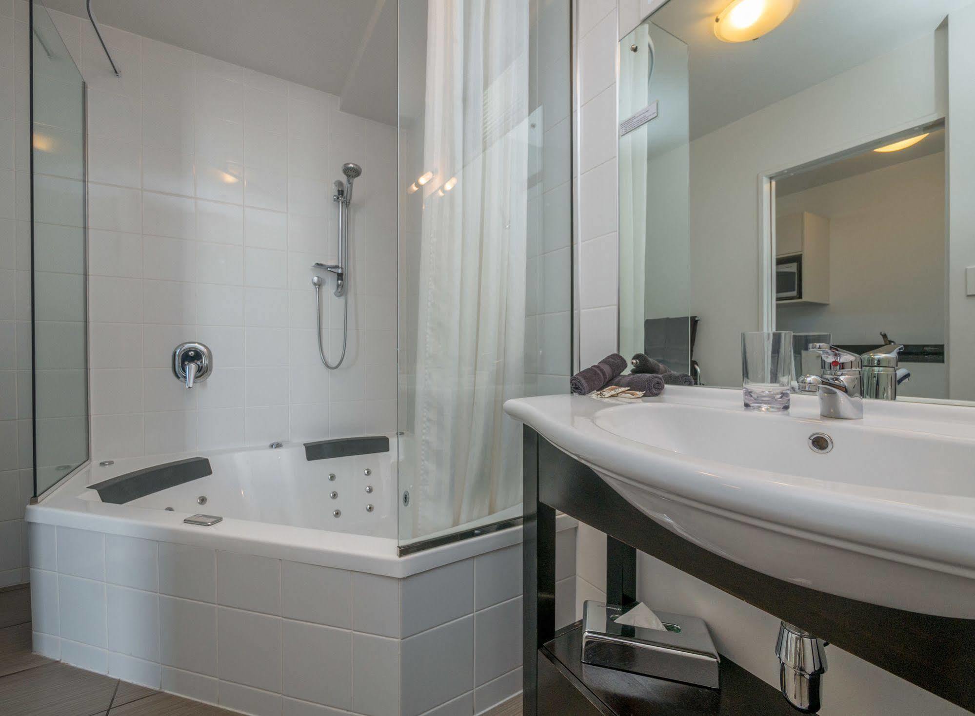 Bellano Motel Suites Крайстчёрч Экстерьер фото A shower bath