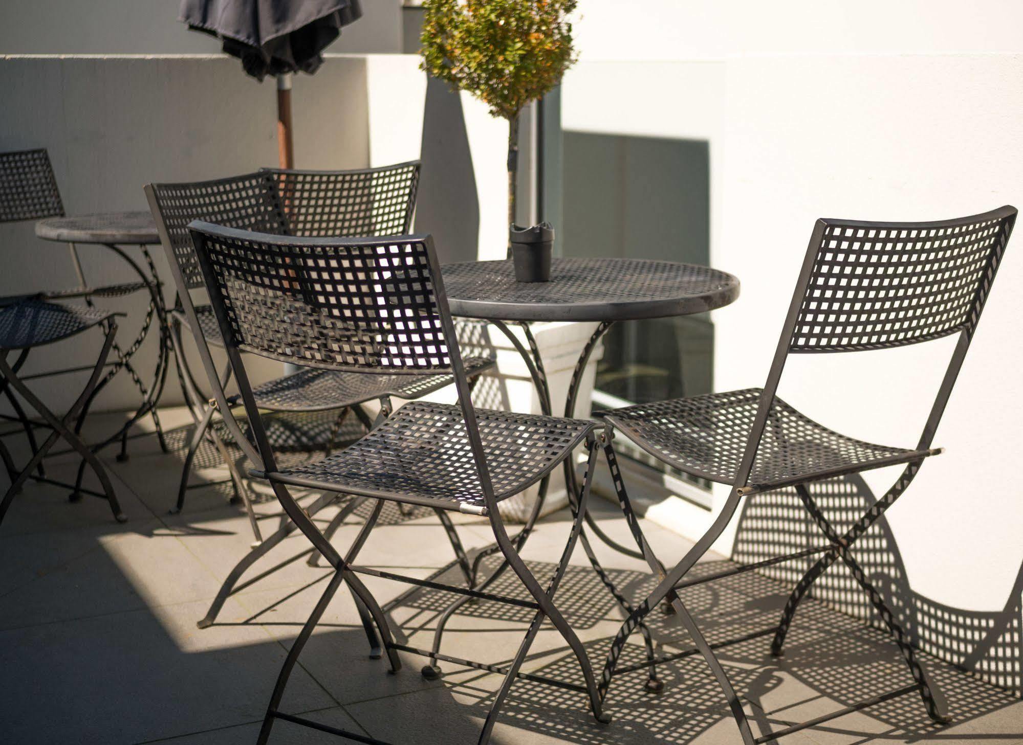 Bellano Motel Suites Крайстчёрч Экстерьер фото Bistro set
